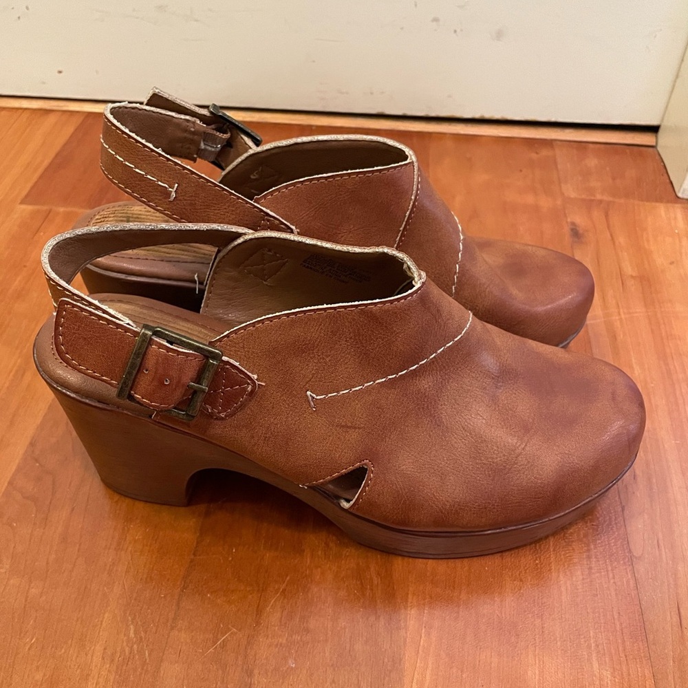 boc Light Brown Leather Women's Mules with Buckle and Contrast Stitch